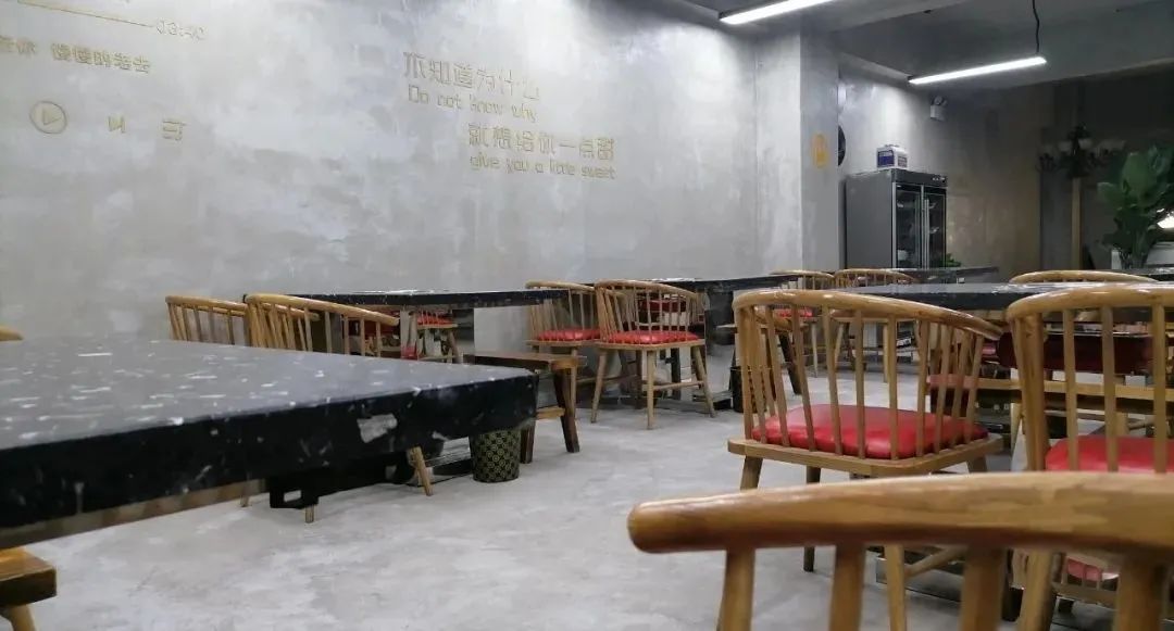【地铁4号线直达·凤九明光路免预约|牛妥妥®小八月串串香】上百种菜品放肆撸!¥29.9元=80根签签(荤素任选)+1红盘、1白盘+锅底三鲜/椒麻/麻辣/酸菜4选一 可任意搭配成鸳鸯锅,小郡肝、秘制牛肉、秘制鸡胗、肥肠、鸡翅、广式腊肠、各式丸子···美味又实惠,敞开肚皮吃到嗨!