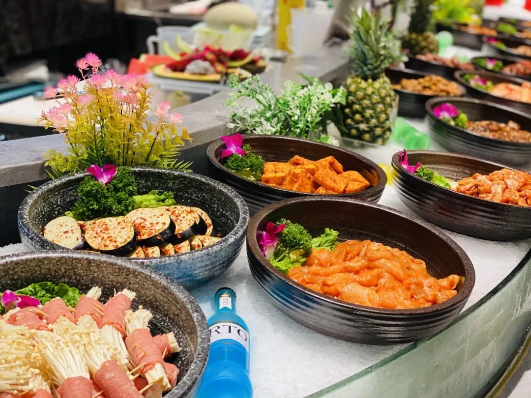 【无需预约·节假日通用·地铁直达·牛其林自助海鲜烤肉火锅餐厅(余之城店)】现仅79/88元享超划算的1大1小午市/晚市自助套餐!阿根廷红虾、铁板牛排、海鲜、烧烤、刺身、煎扒、热菜...近300种菜品,超丰富品类!朋友聚会公司聚餐情侣约会打卡地!