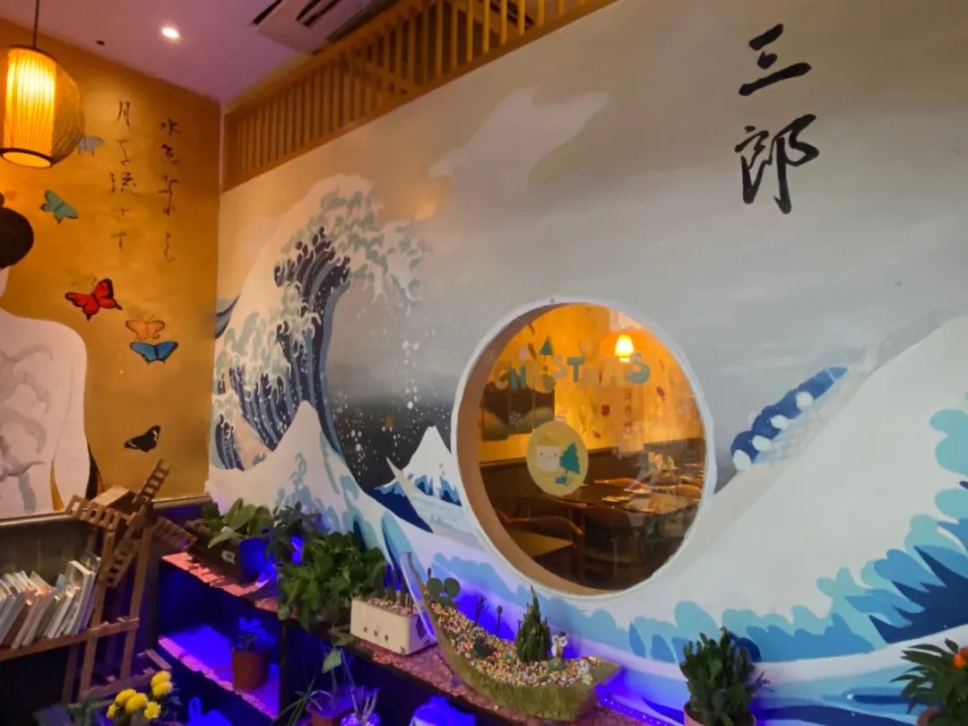 【大众点评五星金牌日料|无需预约|西湖文化广场地铁直达|元旦可用】色香味俱全,用实力诠释着什么叫做经典~138元抢门市价410元【三郎日料】冬日特惠套餐!✔前菜:自制土豆泥+芥末章鱼+水煮毛豆 ✔沙拉:金枪鱼色拉 ✔寿喜锅:招牌牛肉泡菜锅 ✔招牌:自创乐座南蛮鸡 ✔其他:芝士焗蟹宝2个 ✔寿司:加州半卷*4 ✔炖物:日式牛肉炖萝卜……
