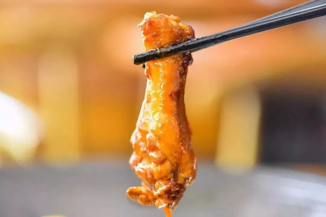 640.webp (2).jpg 【近三墩地铁站·西湖区嗨味街】喷香的饼遇上鲜香的肉,一锅满足所有需求 !68元抢门市价门市价168元【嗨味炭烤部落】地锅鸡套餐!地锅鸡1份(本鸡2斤左右)+丰富配菜!88元抢门市价208元地锅鹅套餐!地锅鹅1份(鹅肉2.5斤左右) +丰富配菜!
