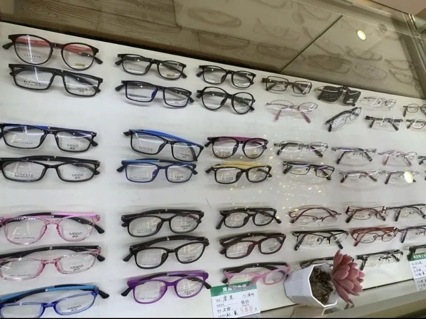 【明朗眼镜~14店通用~无需预约】品牌推荐,值得信赖!仅99元抢门市价1180元【明朗眼镜】1.56超薄非球面抗蓝光防紫外线防辐射加硬加膜镜片一副+镜架一副:辛普森板材/合金