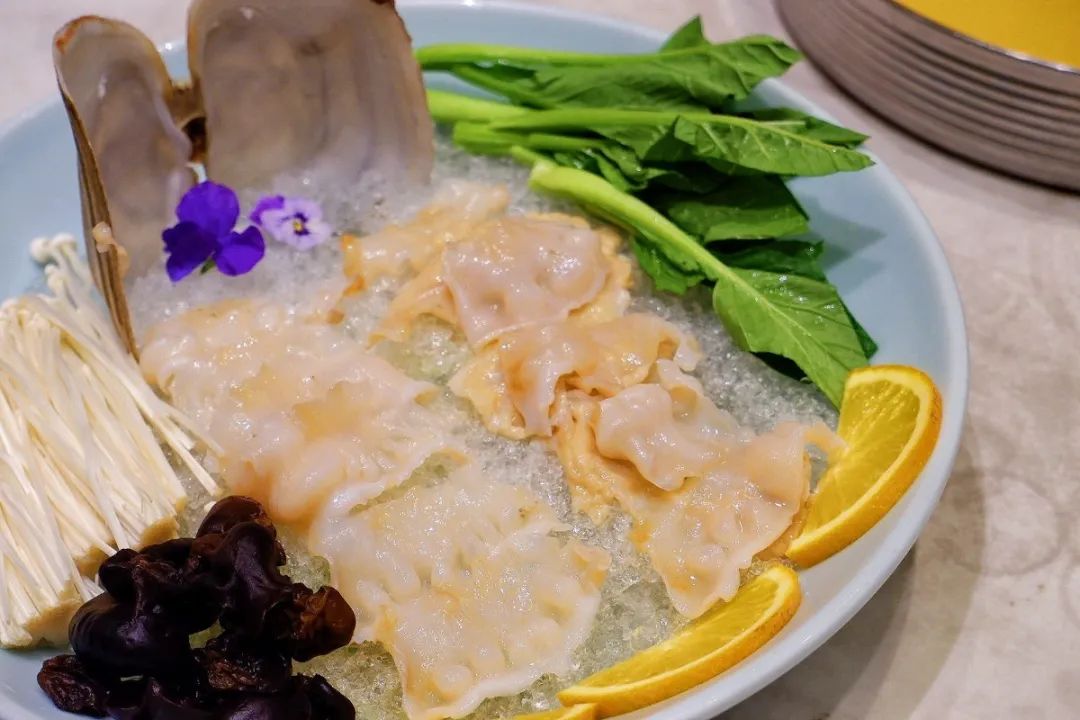 浓汤过桥象拔蚌1.jpg 【西湖区西溪路·海之莲】海鲜的饕餮盛宴~【圣诞元旦通用】仅98元抢门市价366元海之莲品质2-3人餐!爽口鱼皮拼酸辣菜梗+家烧汪刺鱼+酸汤肥牛+巴沙鱼排……;298元抢门市价1027元海之莲海鲜盛宴4-6人餐!浓汤过桥象拔蚌+倒笃蒸象山梭子蟹+黄油香煎象山本带魚+黑椒牛仔粒+网红香辣虾+馋嘴牛蛙+油淋金瓜+秘制熏魚+桂花糖芋艿(4例)……邀你一起“食欲共振”!