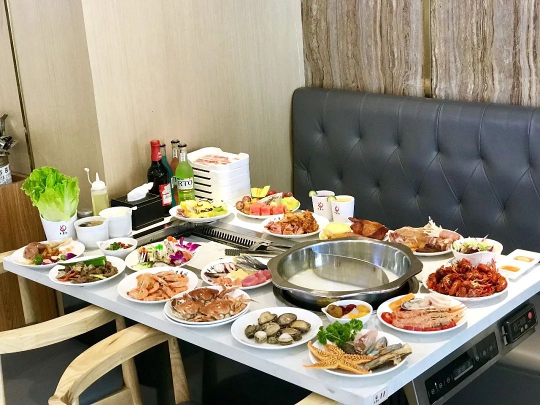 【无需预约·节假日通用·地铁直达·牛其林自助海鲜烤肉火锅餐厅(余之城店)】现仅79/88元享超划算的1大1小午市/晚市自助套餐!阿根廷红虾、铁板牛排、海鲜、烧烤、刺身、煎扒、热菜...近300种菜品,超丰富品类!朋友聚会公司聚餐情侣约会打卡地!