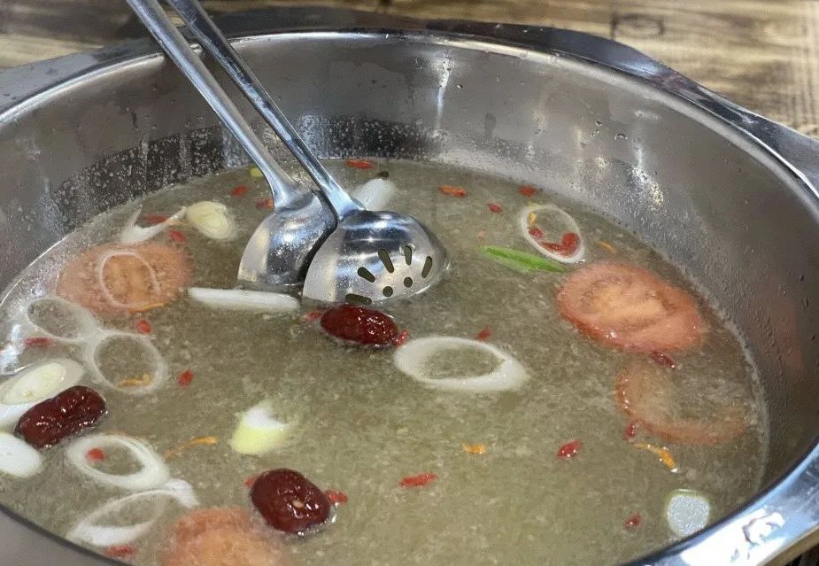 免预约,春节可用【万达广场&牪犇·潮汕鲜牛肉火锅】薅羊毛~仅68元/118元享超值套餐:牛骨锅底+吊龙+牛百叶+贡丸+蟹肉棒+特色本地鸡+牛杂拼盘+牛肉丸……还有超多可口素菜,等你来袭 ~