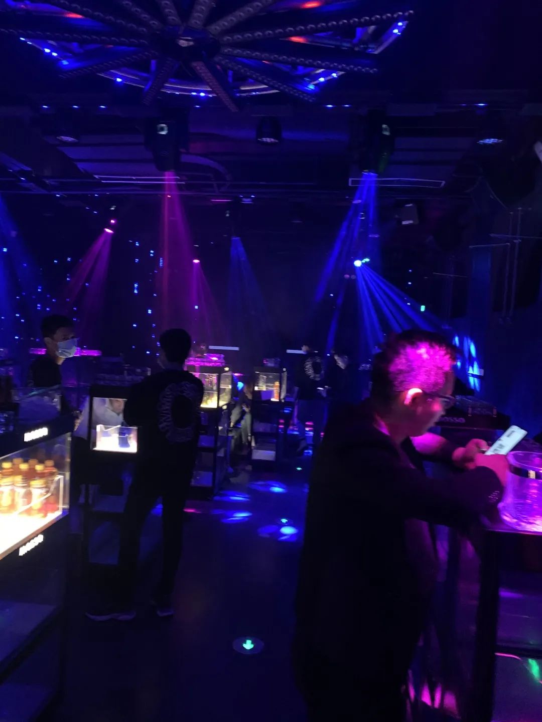 周末节假日通用!【Clubmassa·南京1912街区】诺亚方舟娱乐公司旗下潮炫酒吧!29.9元购门市价900元啤酒套餐。雪花啤酒10瓶+中份果盘...
