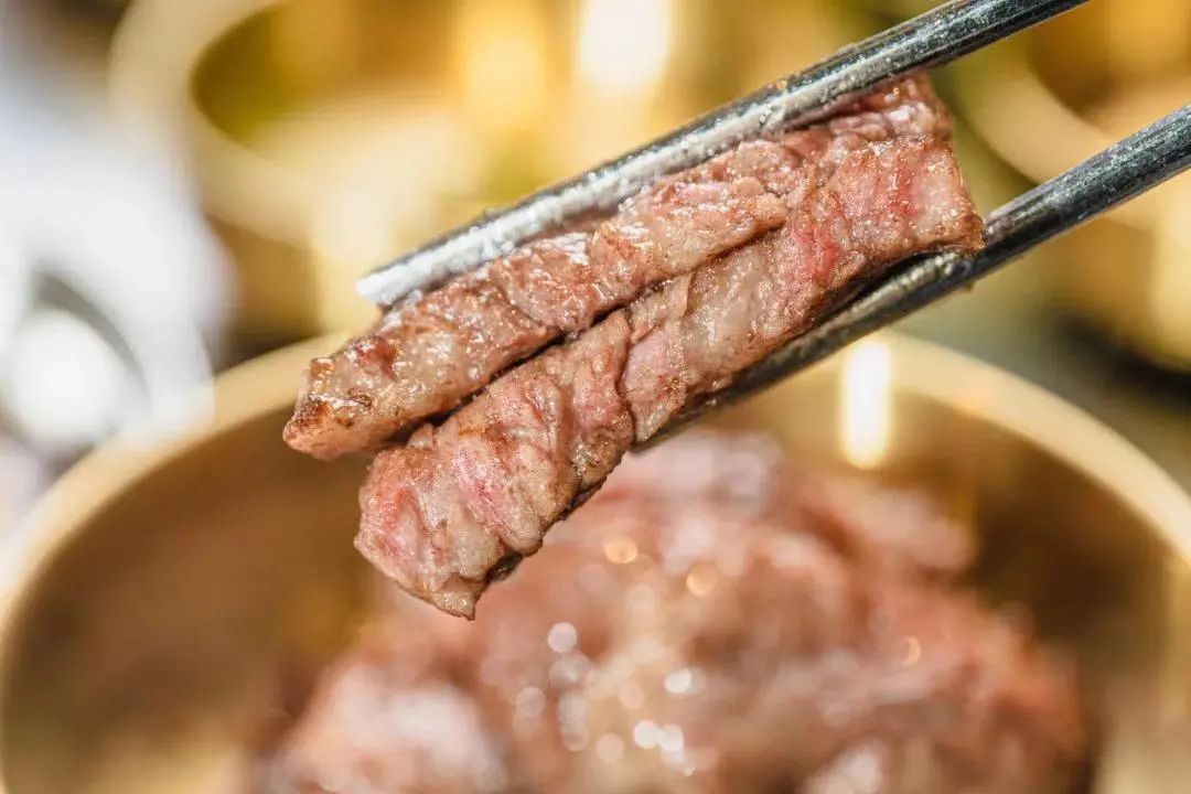 【新华街丨桌子•椅子•灯•烤肉-火锅】仅138元抢购门市价328元三人套餐!龙利鱼+黑胡椒肥牛+酱香牛五花+精品眼肉+韩式午餐肉+土豆片+生菜+香菇+辣白菜炒饭+海带汤+小料3份+纸巾+餐具...烤肉福利来啦!新百这家宝藏烤肉店新店开业福利get!一口惊艳全场~