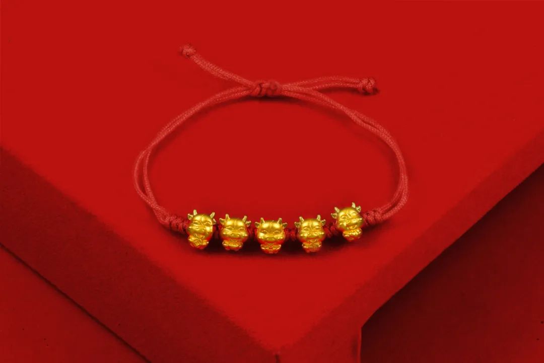 【中国黄金·杭州7家直营店通用】喜迎新年,牛气冲天!品牌连锁值得信赖!99元/458元享门市价208/1040元【中国黄金】五福金牛系列!赠手工编制手绳~✔杭州旗舰店 ✔武林银泰店✔ 西湖银泰店 ✔中大银泰店 ✔城西银泰店✔ 庆春银泰店✔ 杭州百货大楼B馆店 新年限定 牛气满满~