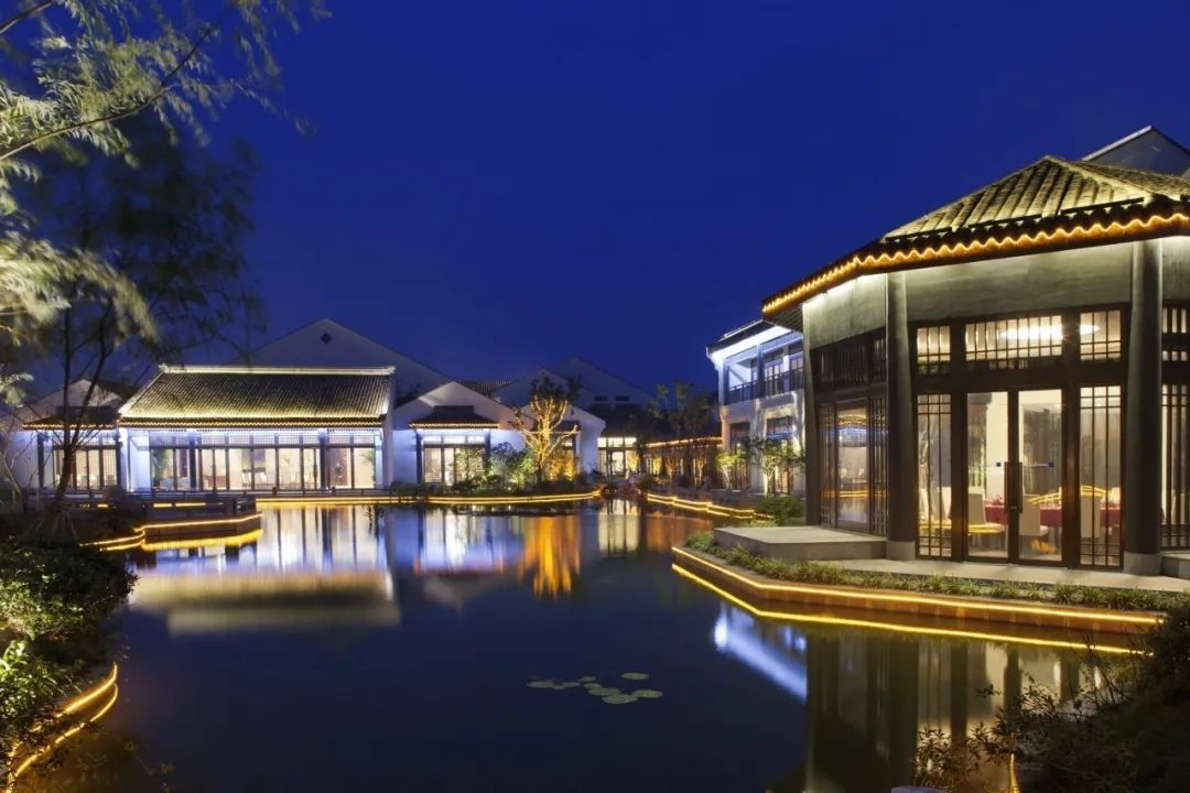 【无锡梁鸿湿地丽笙度假酒店 周末不加价】休闲独家的好去处!599元起抢大床房/双床房1间1晚+早晚餐 免费停车 、免费使用酒店健身房、游泳池及儿童乐园!自带10万㎡园林美景,亭台楼榭、九曲回廊皆临水而建,仿若住进了《红楼梦》的大观园~毗邻奥特莱斯,游荡口古镇、梁鸿湿地公园,还在等什么!快来体验吧