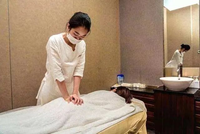 【三店通用●芯颜舍&以琳护肤&雅妍恒 】仅29.9元抢门市价980元单人超值美容套餐:背部除湿+玉石拨经/眼部紧致提升、颈部抗衰+五行经络疏通仪!小仙女养颜美体福利~