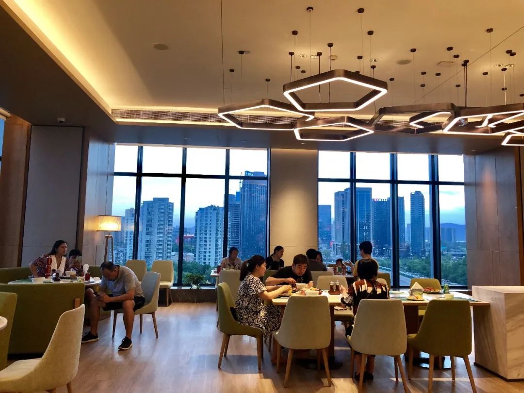 洲际旗下【杭州龙湖滨江天街假日酒店豪华自助·超长有效期·圣诞元旦通用·年终限量发售】仅118元抢门市价327元【滨江天街假日酒店清悦全日餐厅】自助晚餐1大1小!三文鱼、刺身、各式海鲜、牛排羊排、热菜、烧烤、法棍面包、甜品......无限畅吃。享受完美食下楼再逛个街!!商场免费停车三小时
