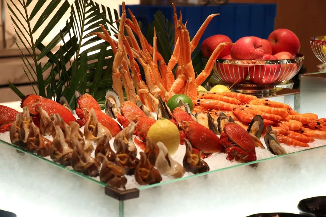 洲际旗下【杭州龙湖滨江天街假日酒店豪华自助·超长有效期·圣诞元旦通用·年终限量发售】仅118元抢门市价327元【滨江天街假日酒店清悦全日餐厅】自助晚餐1大1小!三文鱼、刺身、各式海鲜、牛排羊排、热菜、烧烤、法棍面包、甜品......无限畅吃。享受完美食下楼再逛个街!!商场免费停车三小时