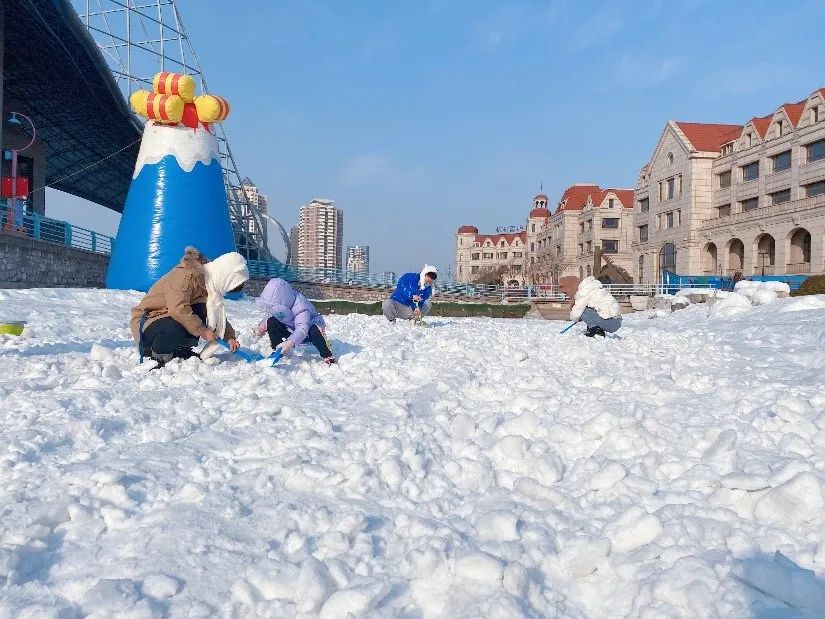 【无需预约~天津人家门口的滑雪场】仅99元抢门市价120元的【冰雪节套餐】天津海昌极地海洋公园滑雪场场内8大滑雪项目通玩(极地动物大合集、七彩雪道、疯狂飞碟、超级碗、阿里巴巴大探宝、迷你摩托、雪地飞车、平衡车)等~【天津海昌极地冰雪节 ,承包剩余冬天里的欢乐与惊喜 ,生活中感受不到的欢声笑语 ,极地冰雪节给你!】周末节假日通用不加价
