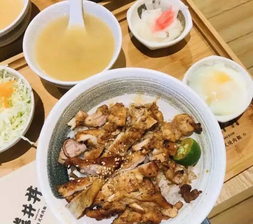 【熊井丼】颠覆南京烧肉界の日式丼饭来了!21.8元抢购【烧鸟套餐】鸡腿烧肉饭1份+紫菜蛋汤+温泉蛋+蔬菜沙拉;25.8元抢购咖【喱蛋包饭套餐】:咖喱蛋包饭1份+蔬菜沙拉+海藻丝堆成小山的烧肉,两个人才能征服,美食已经向你招手,你准备好了吗?