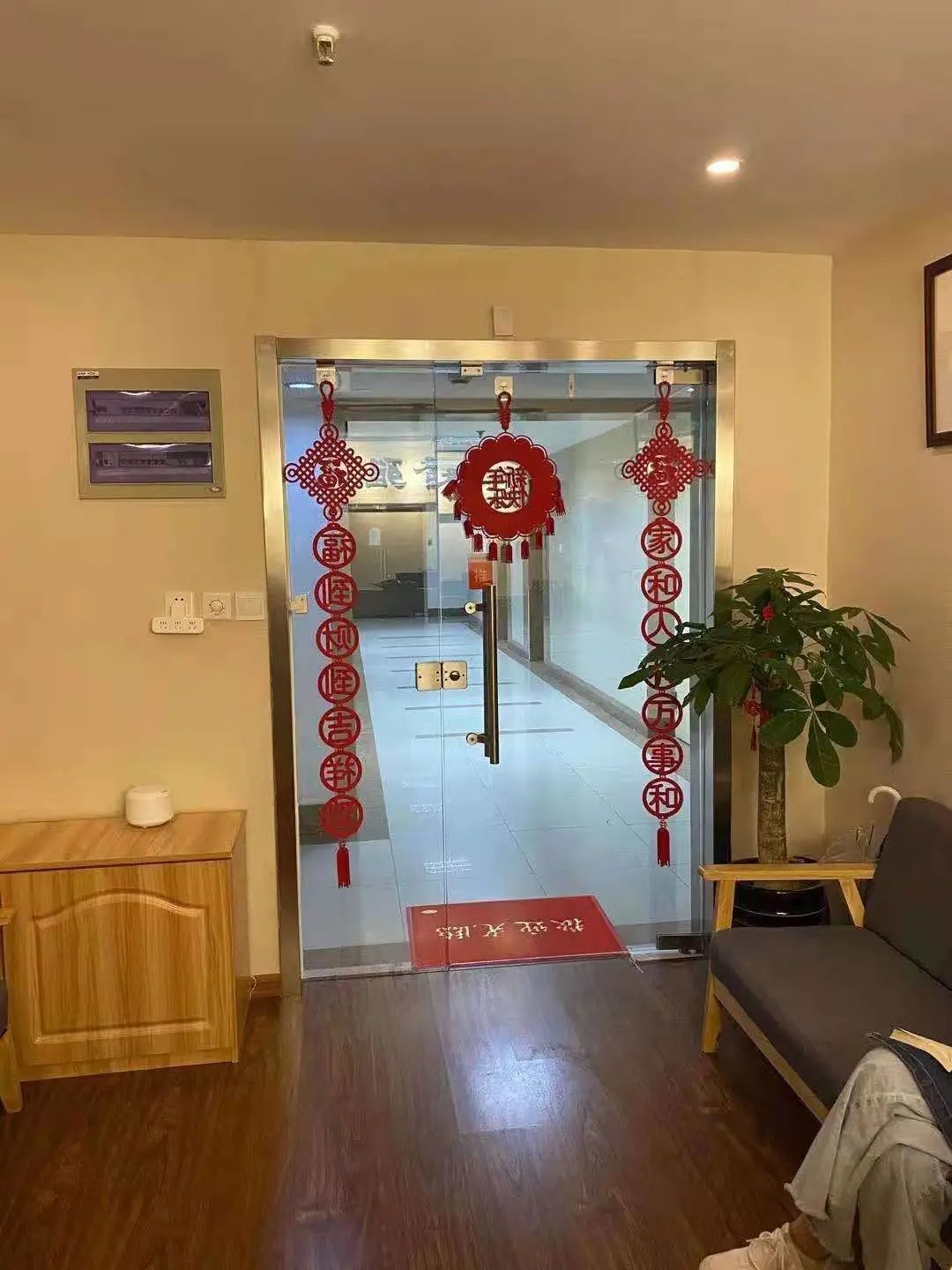 【南丹东路/使用期长】一场身体到灵魂的奇妙旅行~58元抢门市价99.8元【雅馨养生馆】全身推拿60分钟,68元抢门市价198元全身精油60分钟,78元抢门市价298元三九艾灸调理60分钟~伤筋动骨一百天,不如给身体放松一下吧!