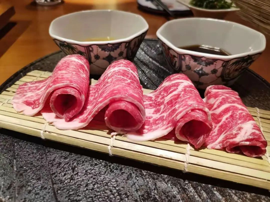 【茶园悦地购物中心】秒穿日本,享精致日式美味~138元抢【吉鬼烧肉】吉鬼牛五花+吉鬼M9保乐肩寿喜烧+酱烧鸡腿肉+中华海草+辣泡菜...