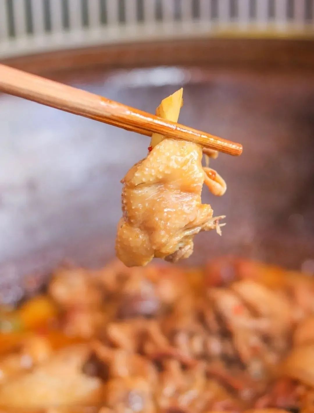 640.webp.jpg 【近三墩地铁站·西湖区嗨味街】喷香的饼遇上鲜香的肉,一锅满足所有需求 !68元抢门市价门市价168元【嗨味炭烤部落】地锅鸡套餐!地锅鸡1份(本鸡2斤左右)+丰富配菜!88元抢门市价208元地锅鹅套餐!地锅鹅1份(鹅肉2.5斤左右) +丰富配菜!