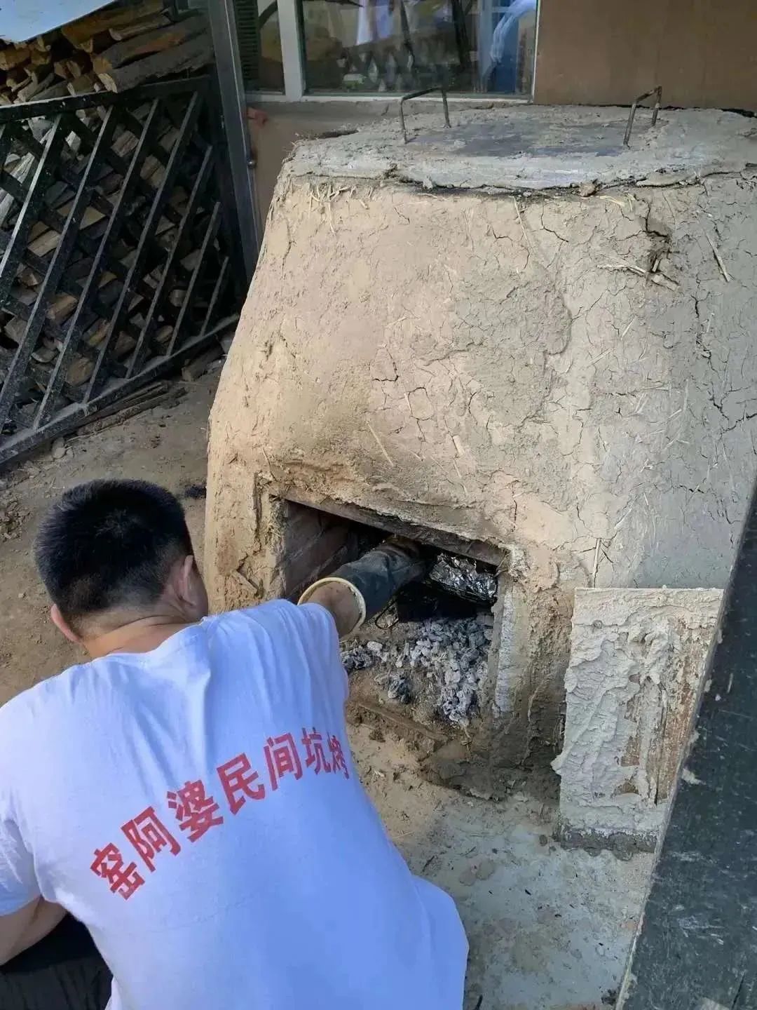 【窑阿婆民间坑烤·三店通用】特色美食,风味十足!土窑美味限时钜惠,仅99元抢门市价286元超值套餐:大鹅一只(约6斤),鸡手一份,麻辣鸡肝, 麻婆面筋,土豆2个,地瓜2个,自制皮冻...超多菜品,吃到扶墙!