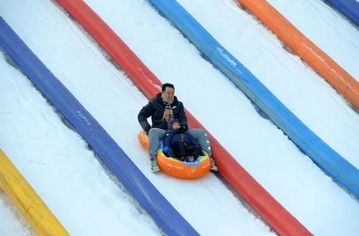 【无需预约~天津人家门口的滑雪场】仅99元抢门市价120元的【冰雪节套餐】天津海昌极地海洋公园滑雪场场内8大滑雪项目通玩(极地动物大合集、七彩雪道、疯狂飞碟、超级碗、阿里巴巴大探宝、迷你摩托、雪地飞车、平衡车)等~【天津海昌极地冰雪节 ,承包剩余冬天里的欢乐与惊喜 ,生活中感受不到的欢声笑语 ,极地冰雪节给你!】周末节假日通用不加价