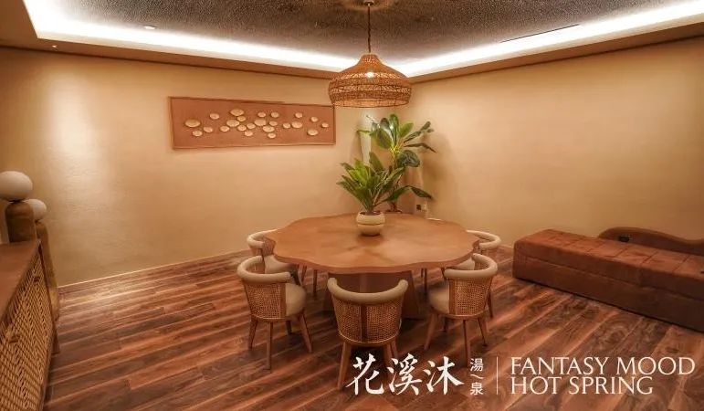 【花溪沐汤泉|日坛北路|免预约】可以免费穿汉服的温泉~躺在床上抬头便是海底世界奇观!仅98元=1大本1小抢门市价158元「花溪沐汤泉门票」=洗浴+汗蒸+特色窑洞+温泉泡汤等~周末节假日不加价!