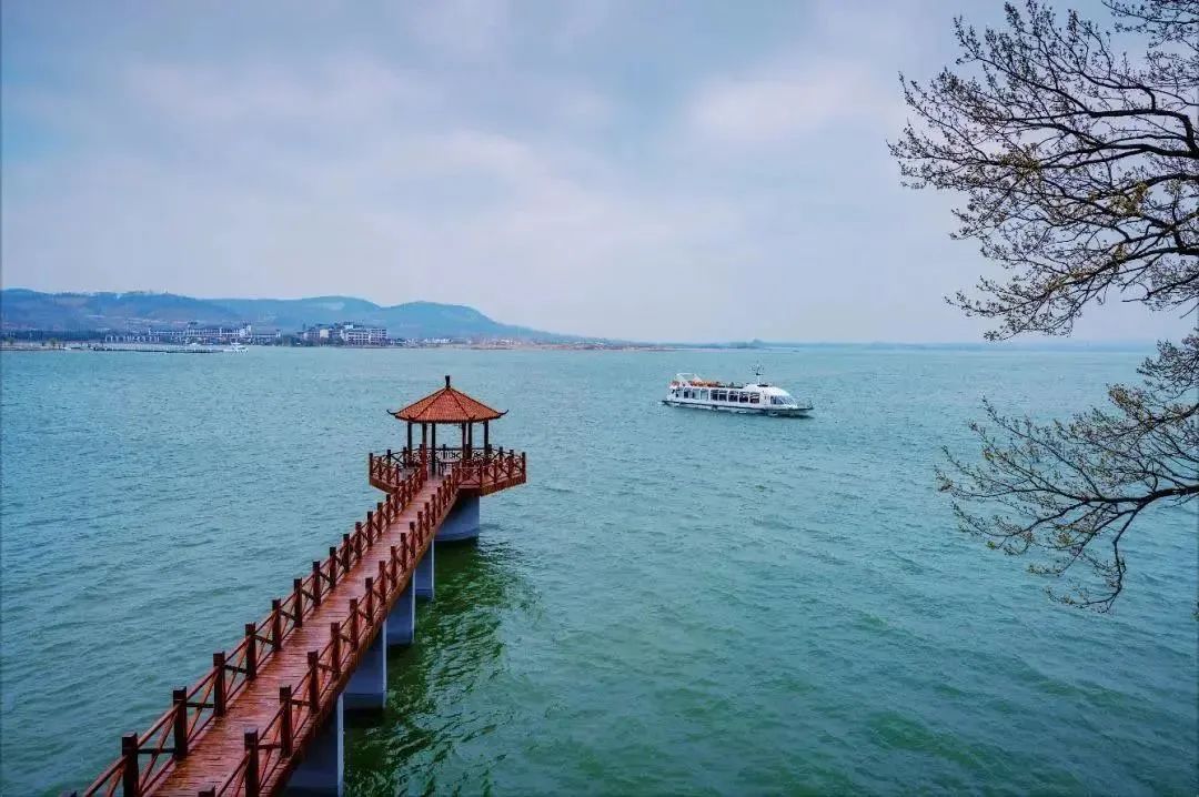 微信图片_20200716164147.jpg 【千千春节专享特惠 南京平山荣逸独栋别墅】1888元享三室独栋别墅6人套餐,2488元享四室独栋别墅8人套餐,2988元享五室独栋别墅10人套餐,精品别墅房+平山森林公园门票+自助早餐,悠然惬意好生活,圆你新年“墅”愿、阖家团圆梦!