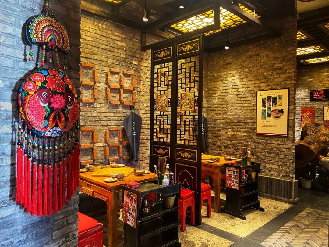 【近欧亚卖场.高新光谷大街.凤王府成都火锅】【品质火锅店|周一至周五无需预约.2人及以上任意人数使用】火锅界的“Super star”!仅128元即可享门市价500元的10荤套餐,锅底3选一: 牛油骨汤鸳鸯锅、王府秘制红汤锅、一口没有浮华的锅底+王府屠场毛肚+纯手工鲜虾滑+ 霜降牛肉+ 锡盟小肥羊+ 鲍鱼(根据人数上)+ 一米鲜鸭肠+QQ脆鱼片+ 串串青虾+ 黄金芝士条+鸭血旺+调料6位+自助小零食~