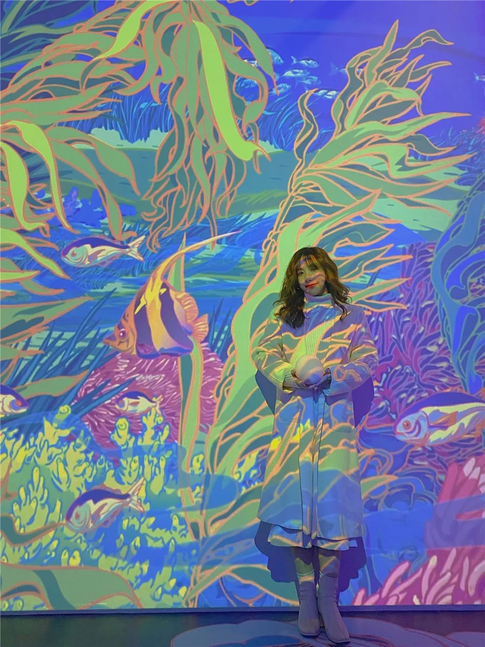 【万象城·不可错过的新年打卡指南!】火爆各大城市的《Exploring Blue·深蓝》展亮相山城!360度沉浸式展览体验,zui赛博朋克的互动游乐场,多种优惠票持续发售中,等你来撩~刷爆你的朋友圈!