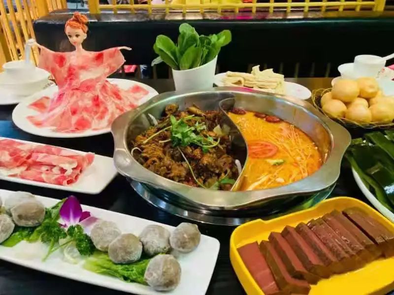 【庐阳区明发商业广场】来一场说吃就吃的串串火锅!99元抢门市价294元的不一样火锅串串套餐!肥肠鸡鸳鸯锅底+特色肥牛片+羊肉卷+鸭血+牛肉丸……一口唤醒你冬日沉睡的味蕾!