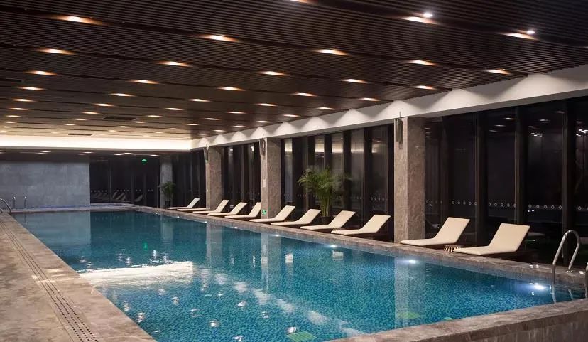 家门口的马尔代夫!999元抢【宁波东钱湖万金雷迪森度假酒店】2晚景观客房套餐!65平景观房悦享一线水景,躺看小普陀风光!