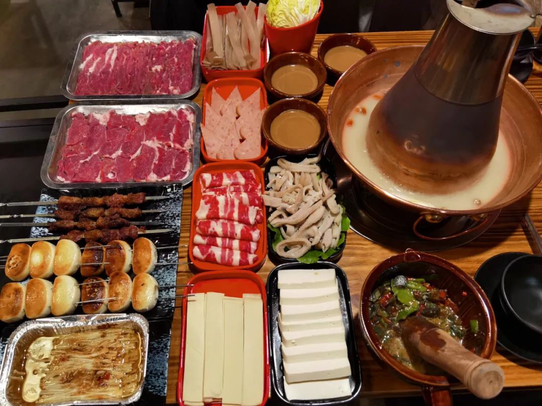 回头率爆表的老北京铜锅涮肉!158元抢【刘府涮肉】3-4人餐!涮羊肉+撸串一站式夜宵新地标~手工鲜切热气羊肉+肥牛卷+午餐肉…